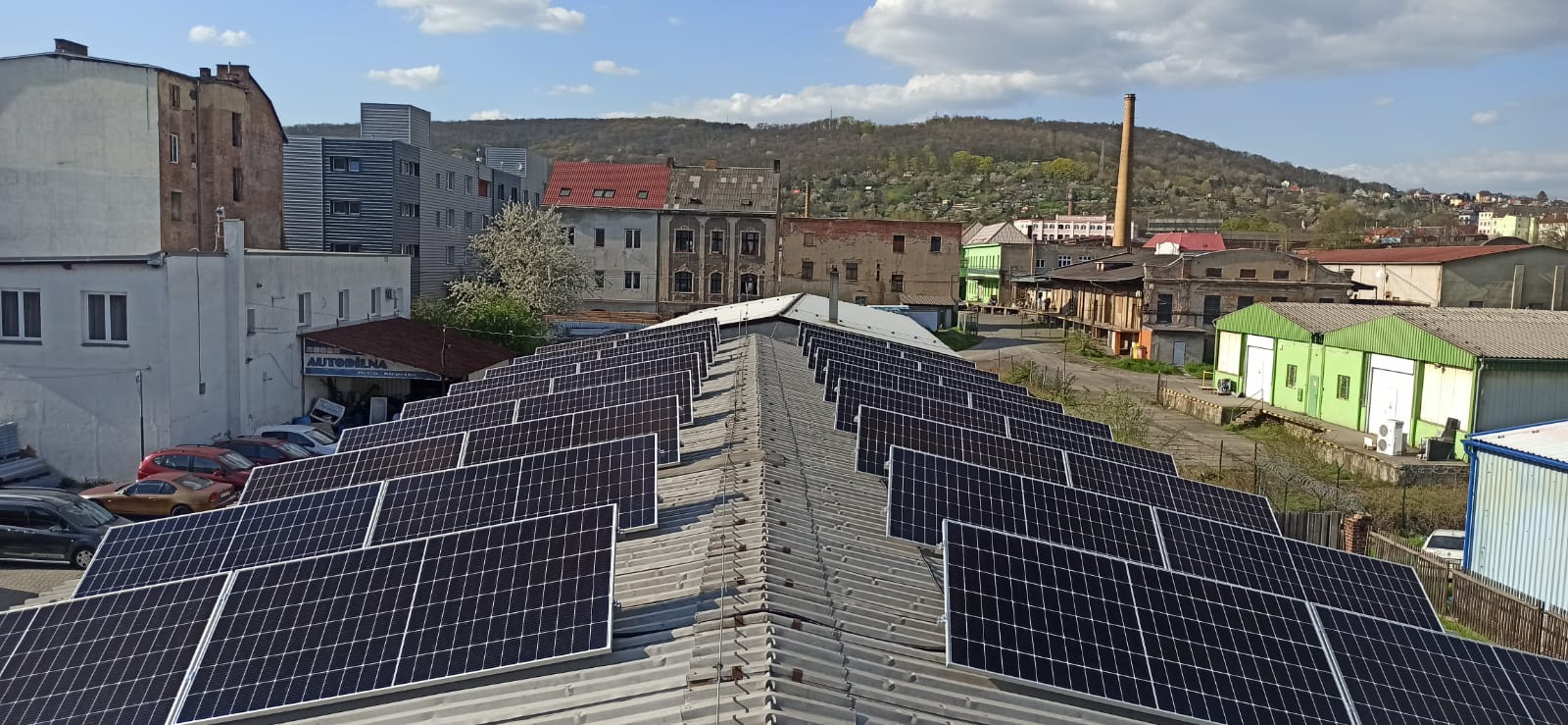Fotovoltaické panely na střeše domu ve Středočeském kraji